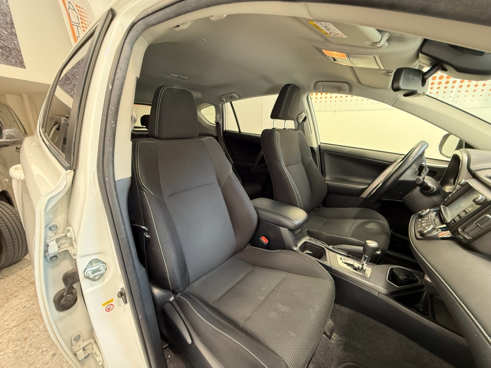 TOYOTA Rav4 H200 4x2 Advance + Drive Pack automàtic. foto 17
