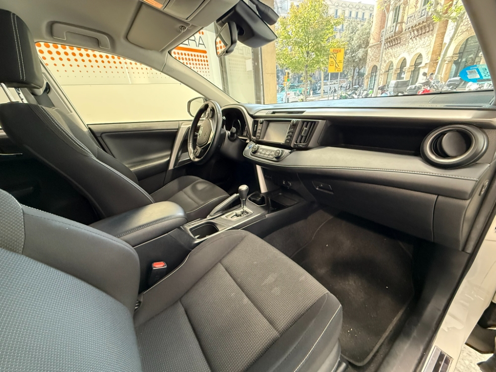 TOYOTA Rav4 H200 4x2 Advance + Drive Pack automàtic. foto 18