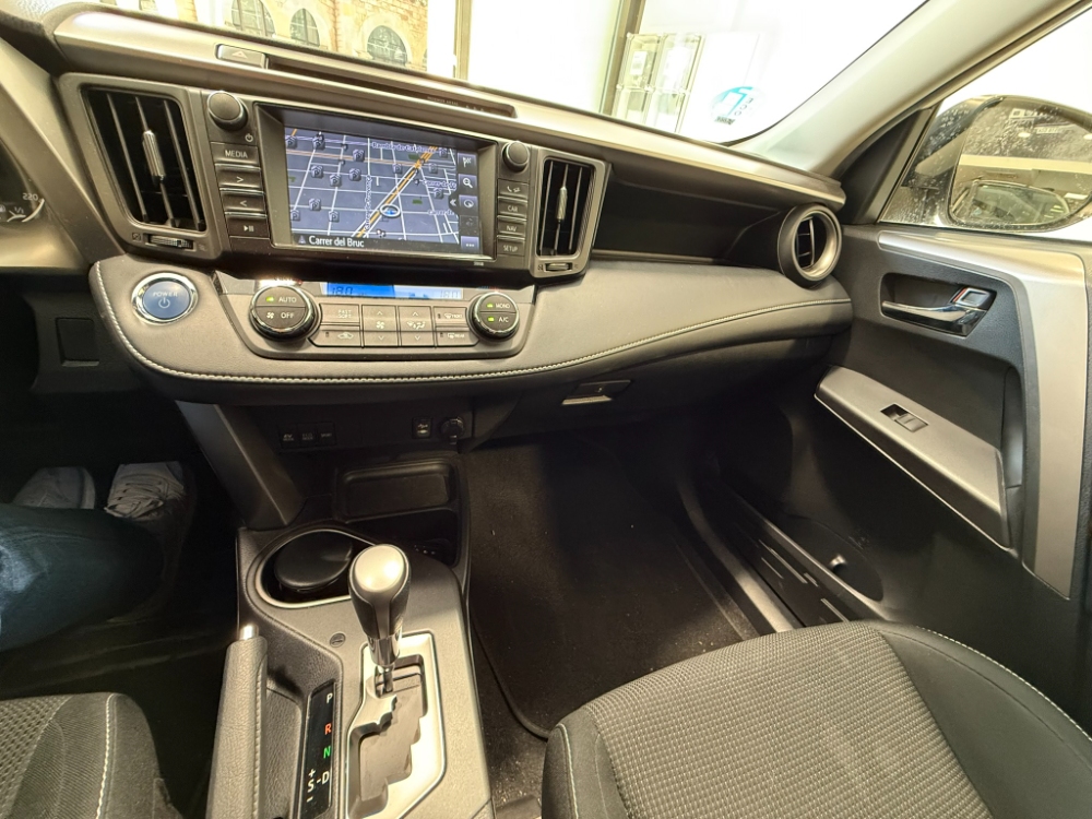 TOYOTA Rav4 H200 4x2 Advance + Drive Pack automàtic. foto 25